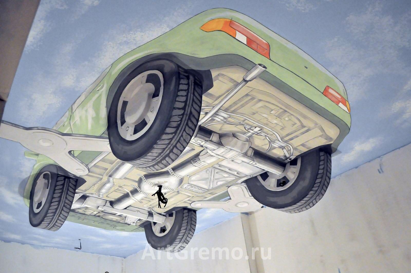 Автомобиль на потолке в комнате мальчика.